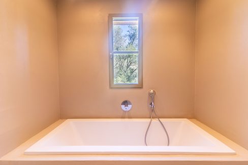 Bathtube with window