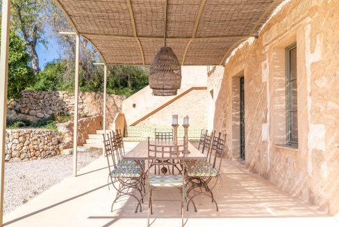 Pergola mit Tisch und Stühle