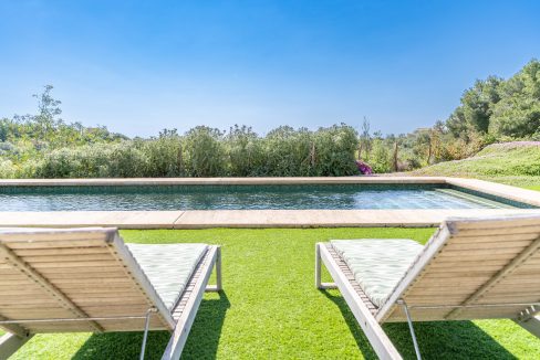 Piscina con tumbonas